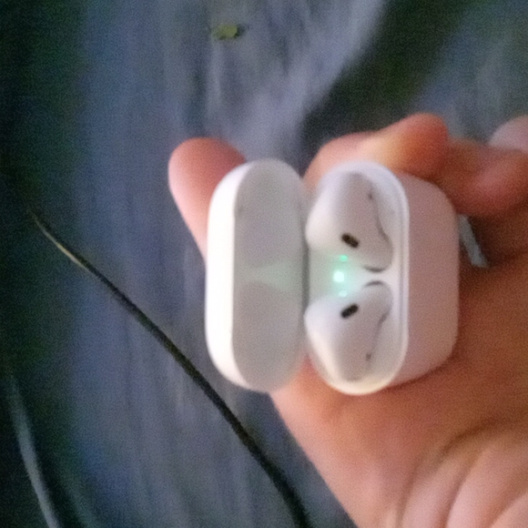 Apple Airpods with case and and charger - Picture 2 of 6